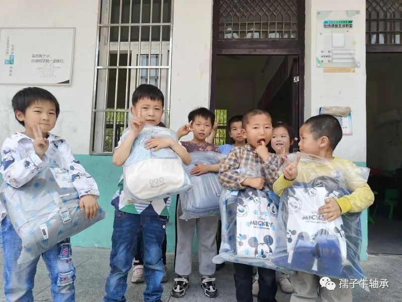 孺子牛軸承“六一”到邊遠山區(qū)小學獻愛心(圖2) 孺子牛軸承“六一”到邊遠山區(qū)小學獻愛心(圖2)